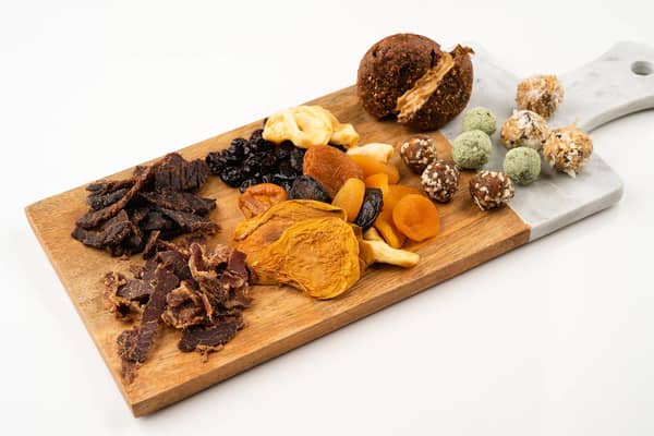 Quatre snacks de randonnée à emporter avec toi lors de ta prochaine aventure 