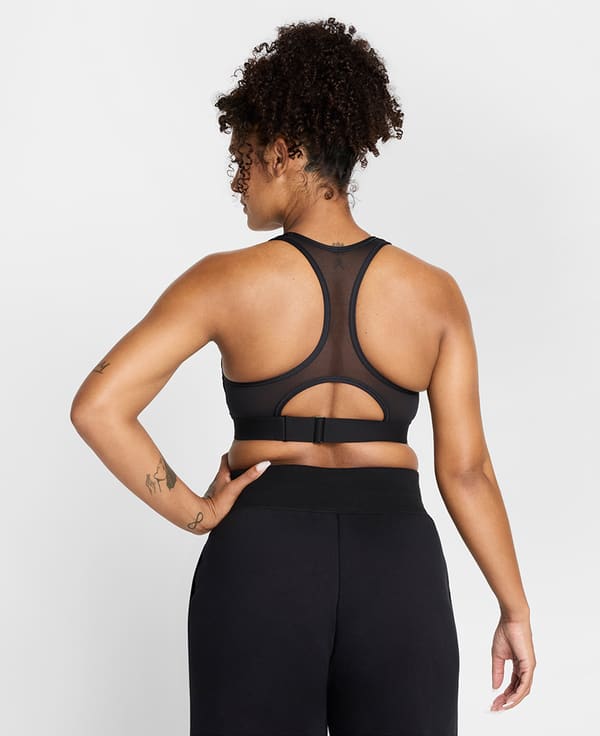 Nikeの新しいマタニティアイテム：ウェアラブル搾乳器対応スポーツブラと妊娠中や産後でも着脱しやすいシューズ