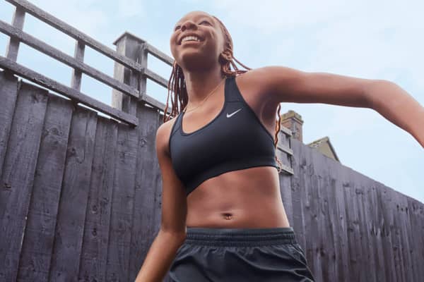 Bras deportivos para niñas comparados con bras deportivos para mujeres