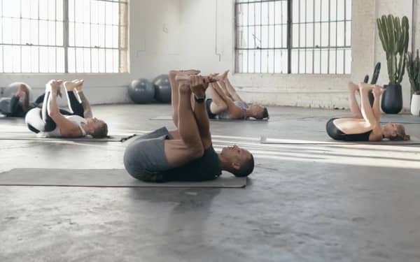 Neuf postures de yoga pour réduire le stress (voir descriptions complètes ci-dessous), 9 postures de yoga pour réduire le stress, slide 8 of 10