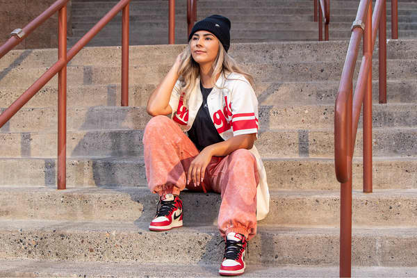 5 atuendos lindos con gorros Nike