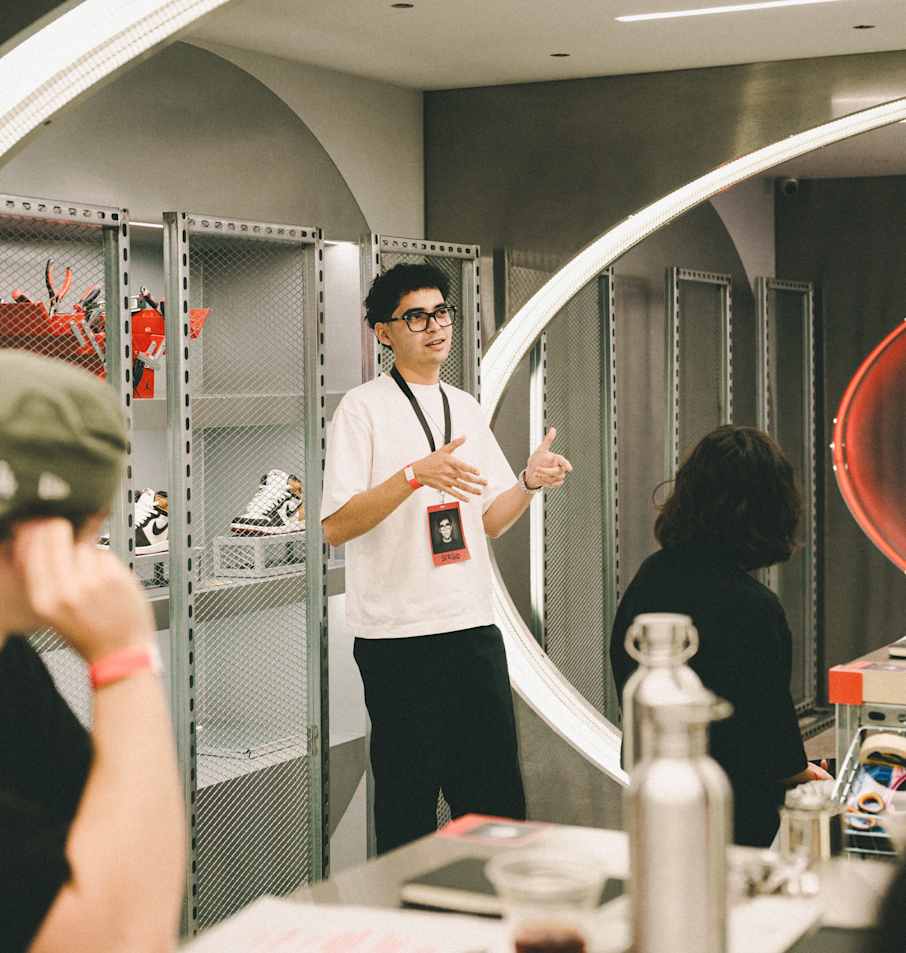 Sergio Hinojosa en el Jordan Design Studio