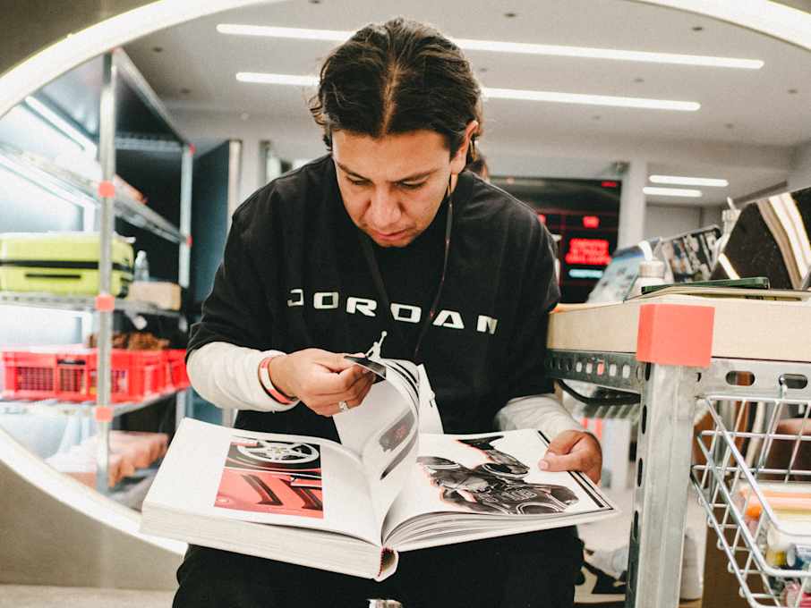 Señor Amor en el Jordan Design Studio