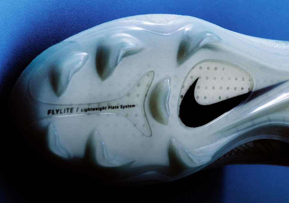 Primo piano della metà anteriore inferiore della Nike United Mercurial Vapor, che mostra la piastra Flylite sottostante., Trova la calzata perfetta