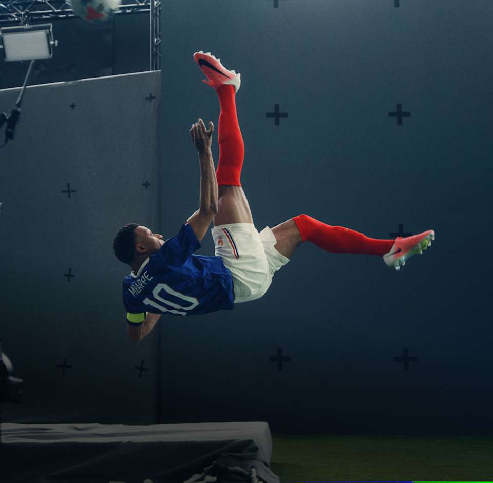 ร้านค้าอย่างเป็นทางการของ Nike, เชียร์ทีมของคุณ