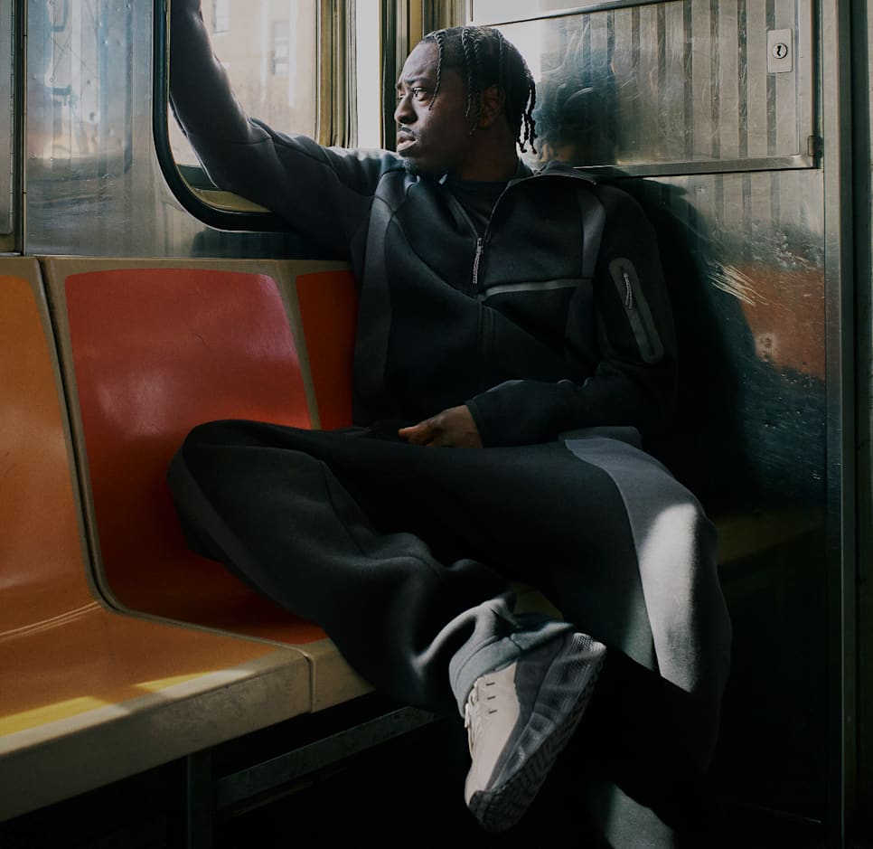 Nike Tech Woven. Libera todo tu potencial de movimiento.