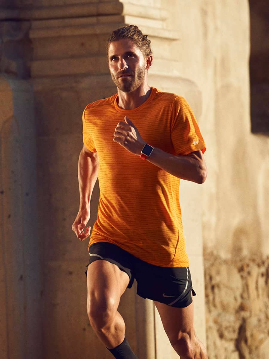 Pack Nike Sportswear pour Homme. Sweat-shirt + Bas de jogging + Tee-shirt +  Chaussettes