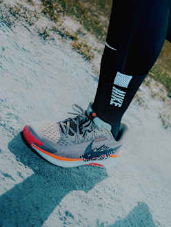 Come prendere le misure del piede per trovare la misura di scarpe giusta. Nike IT