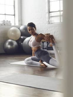 Come acquistare il giusto abbigliamento per lo yoga. Nike CH