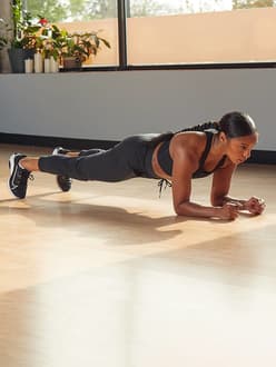 Cómo hacer ejercicio en casa sin equipamiento. Nike ES