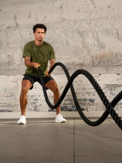 Les sept meilleurs exercices pour la poitrine avec bandes de résistance  selon les coachs. Nike FR