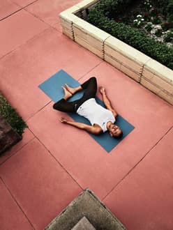 10 posturas de calentamiento de yoga fáciles para mejorar la circulación de  la sangre. Nike