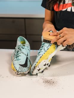 Comment enlever les taches de pelouse sur les chaussures. Nike FR