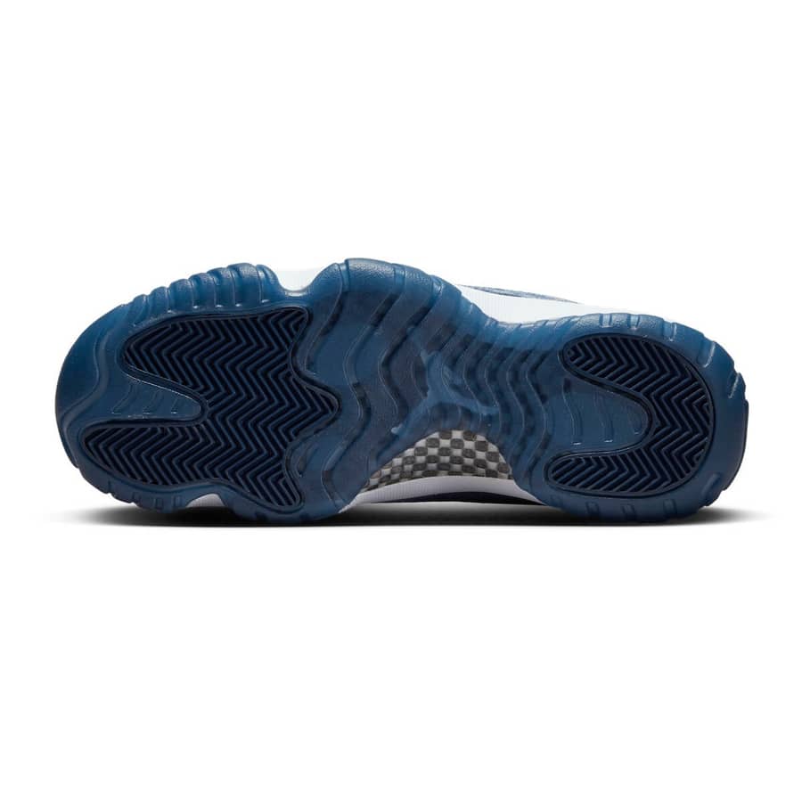 El Air Jordan 11 Midnight Navy brinda un toque aterciopelado. Nike