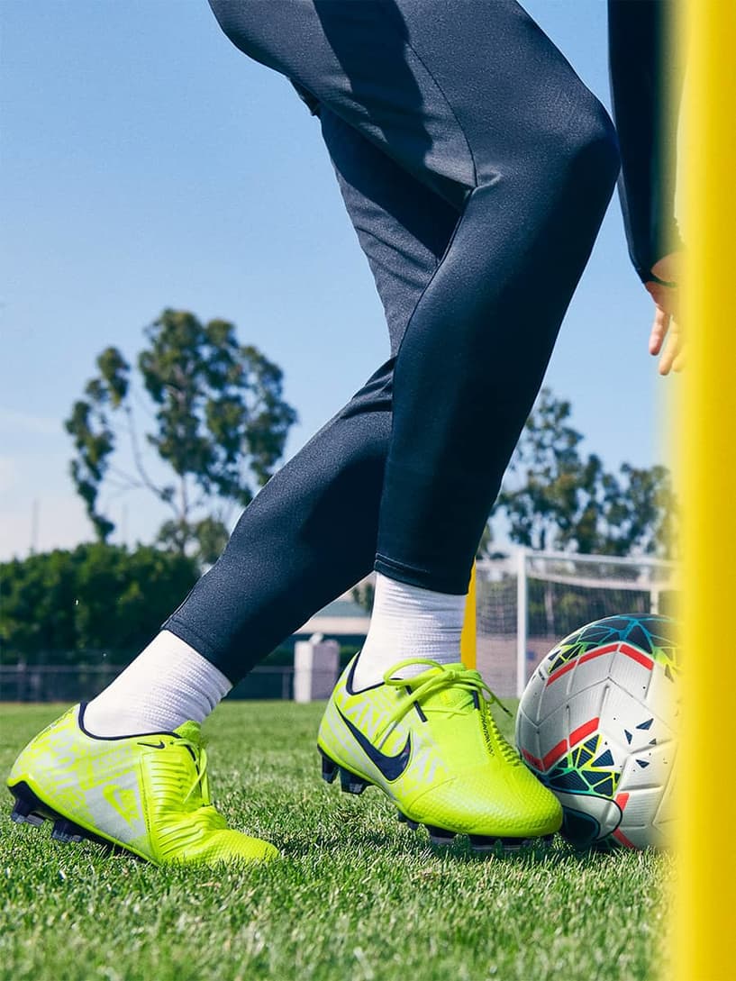 Vegetación Herméticamente golpear Cómo elegir la talla adecuada de botas de fútbol. Nike ES