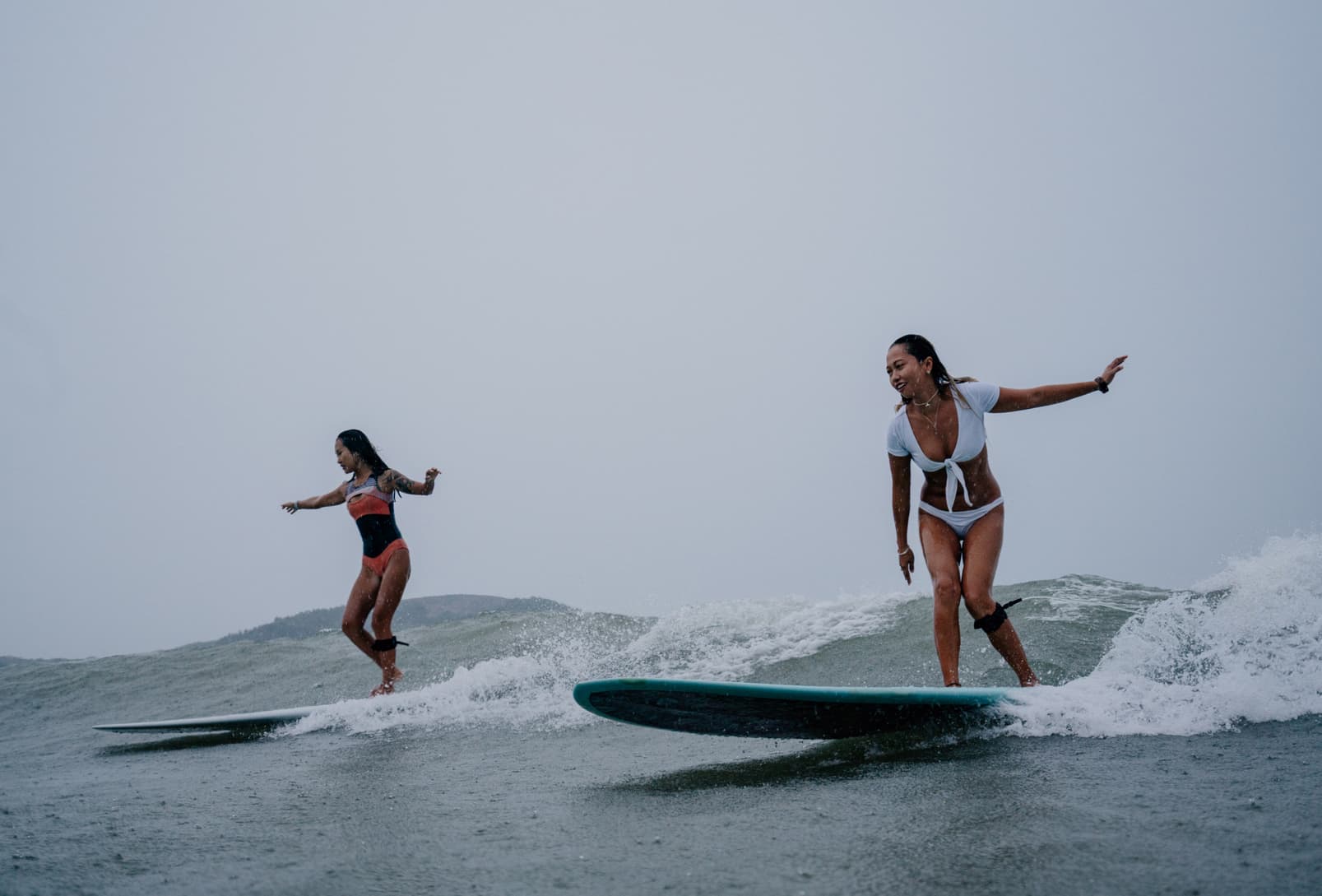 Mujeres surfistas haciendo olas en Hainan . Nike