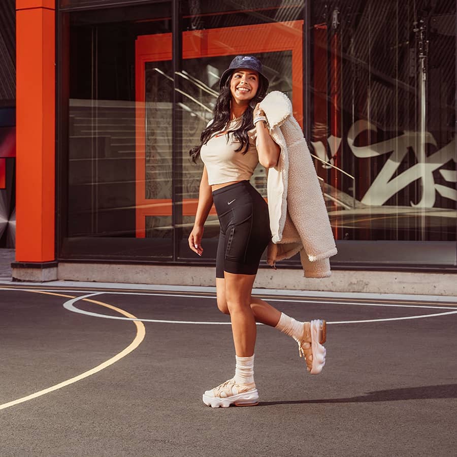 6 outfitideeen voor sokken met sandalen. Nike BE
