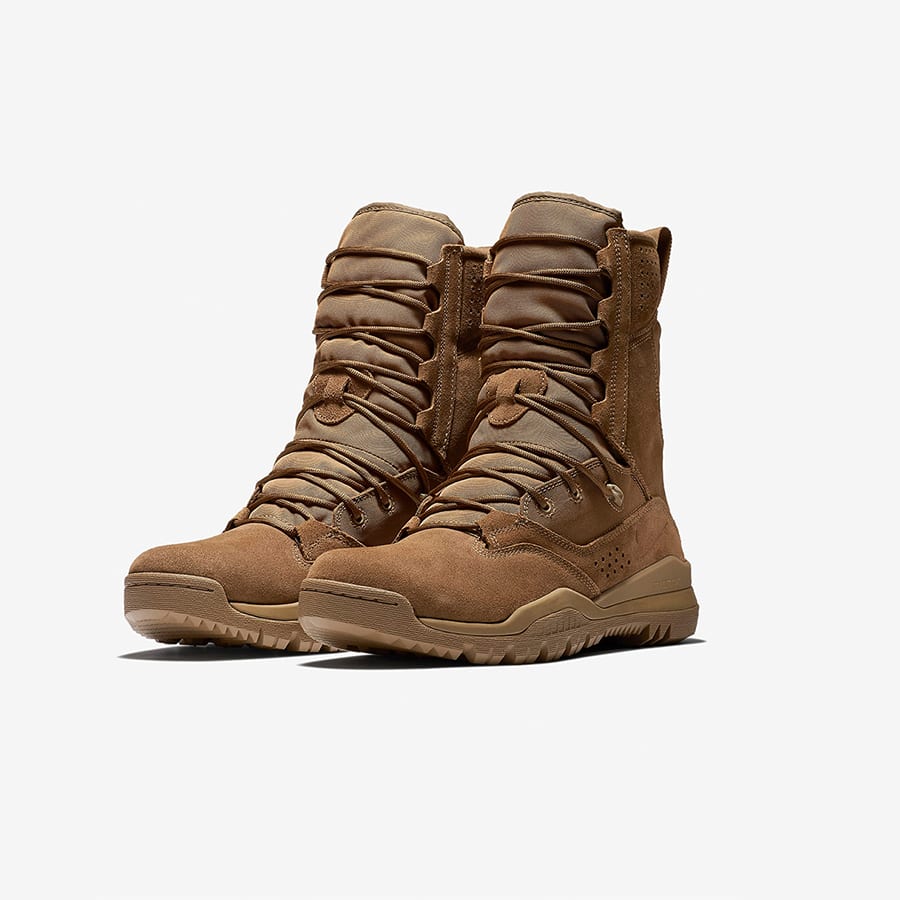 Coyote boots nike best sale