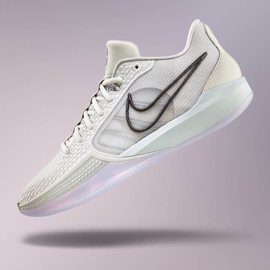 Nike debuta la colaboracion con Sabrina Ionescu con una nueva coleccion de ropa y calzado. Nike