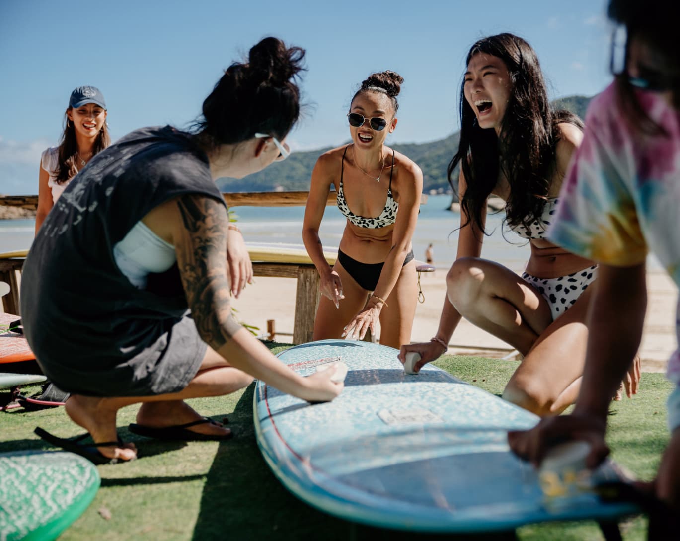 Mujeres surfistas haciendo olas en Hainan . Nike