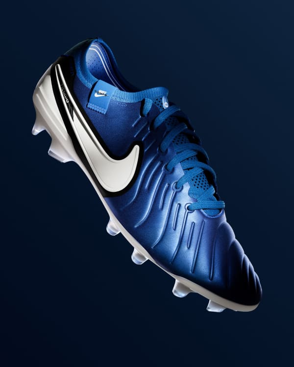 Nike metal shops football boots