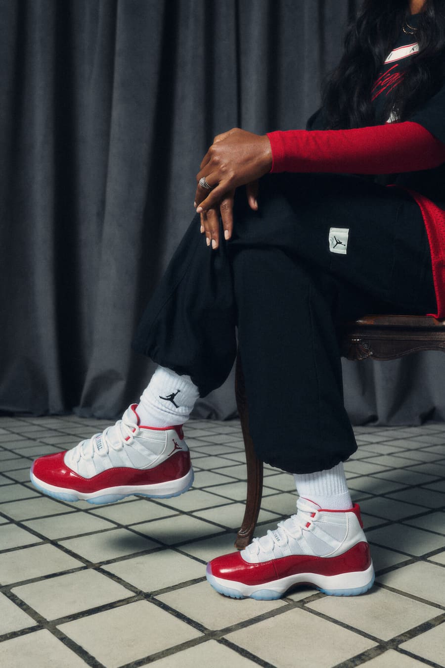 Nike retro 11 red sales