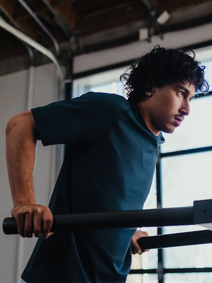 extensiones de triceps de pie con barra
