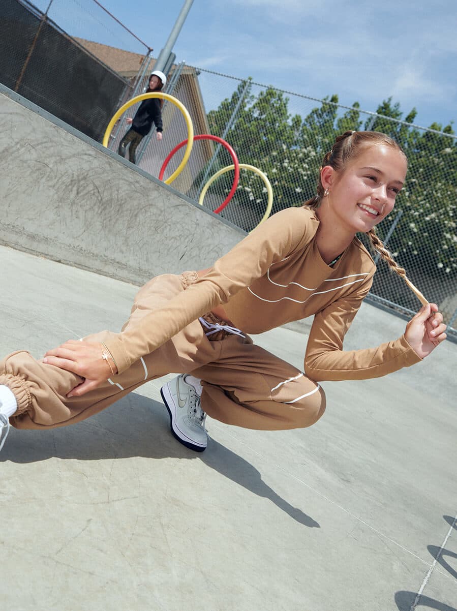 Teenage girl nike tracksuit deals