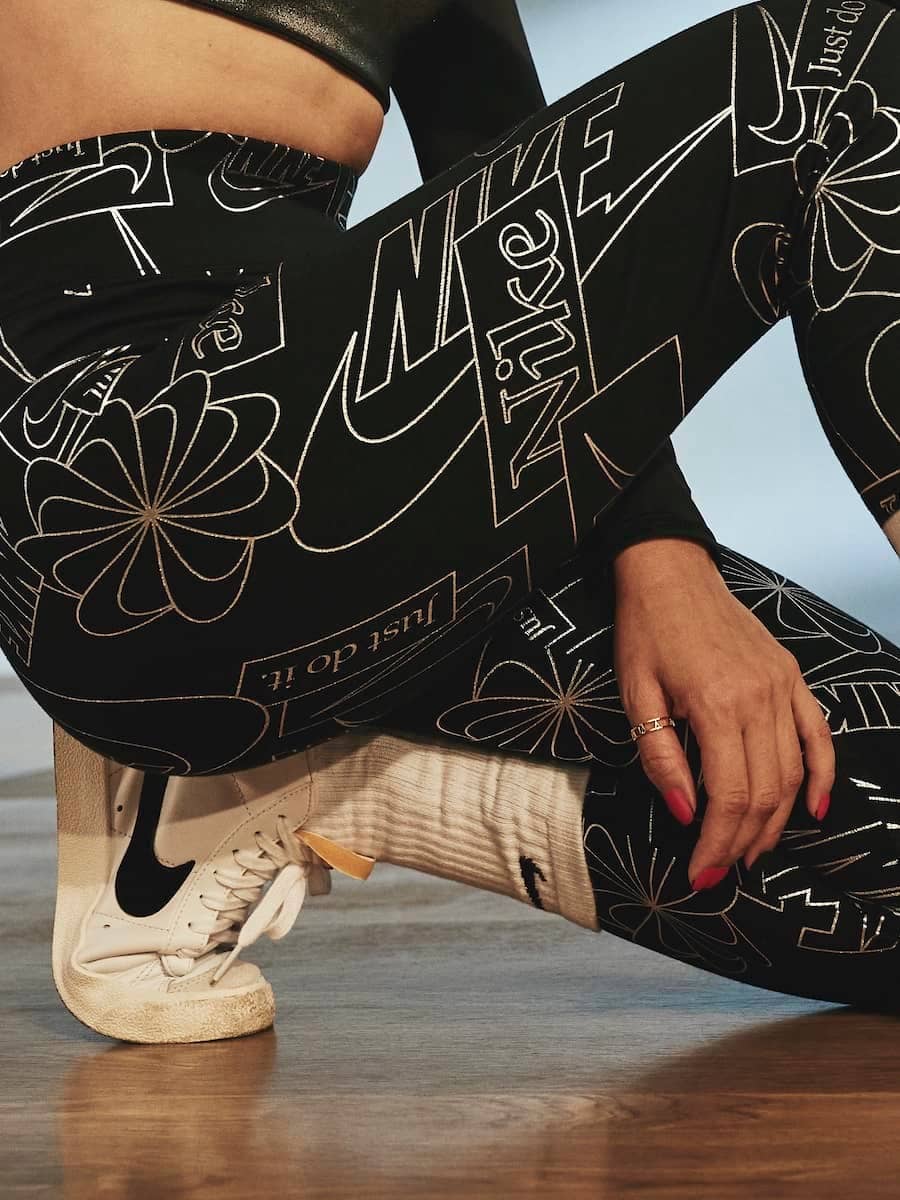 シューズにできたシワや折り目を取り除く方法 Nike 日本