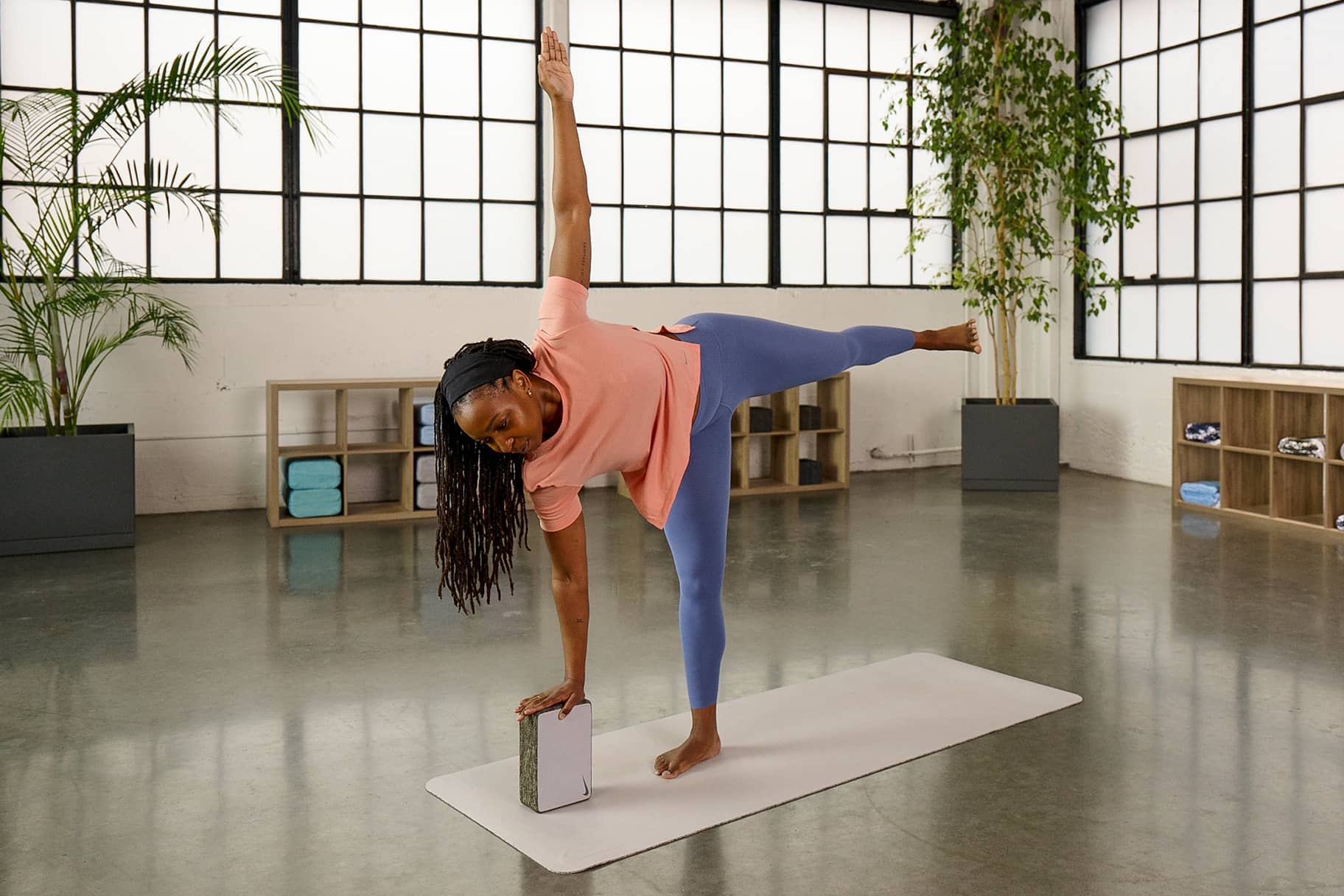 Cómo usar los bloques de yoga: 5 posturas que debes intentar. Nike