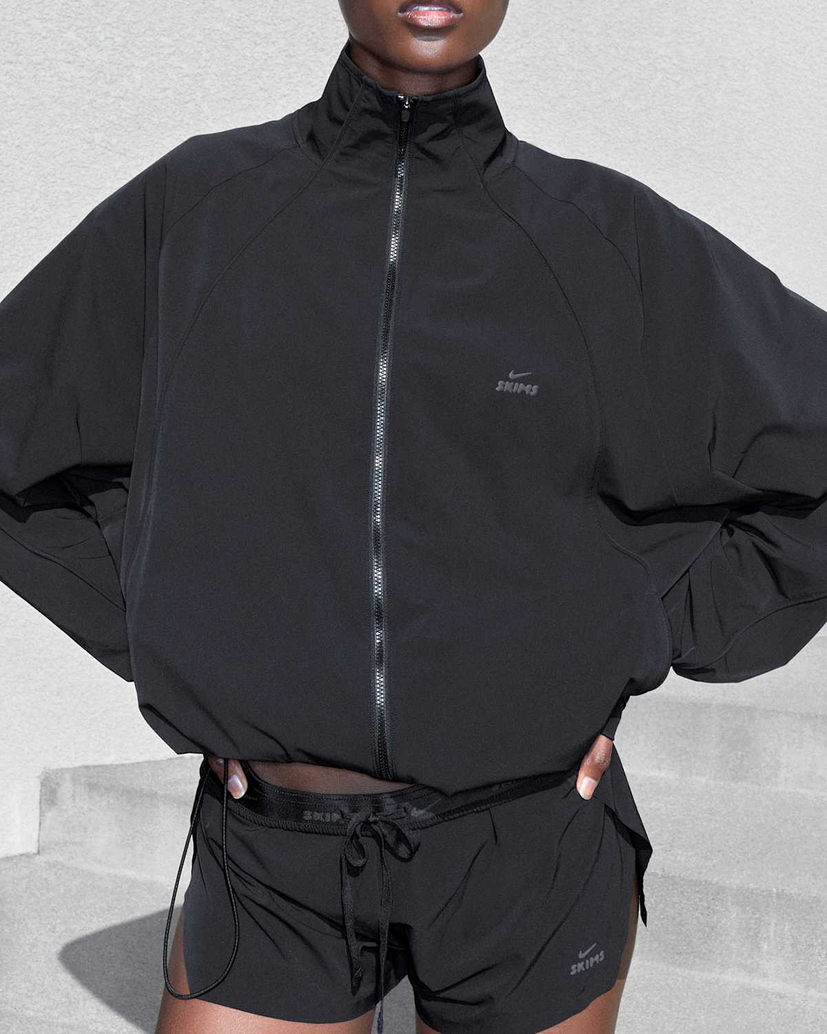 新品　日本未発売　NIKEスキムス ブラック ジップアップジャケットМ Nike SKIMS .オンラインストア (通販サイト). Nike JP