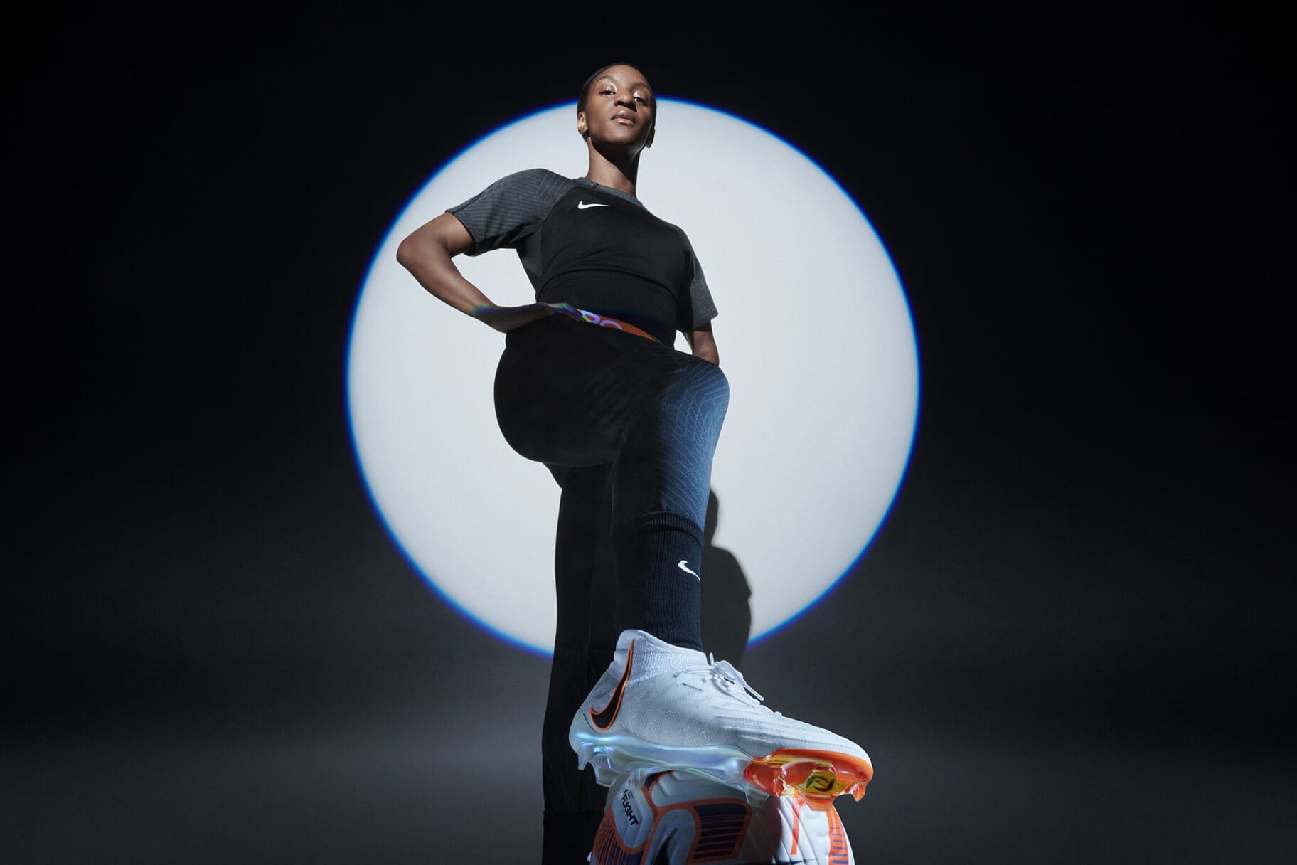 Nikeから女性に焦点を当てた最新のサッカースパイク、ファントム ルナ
