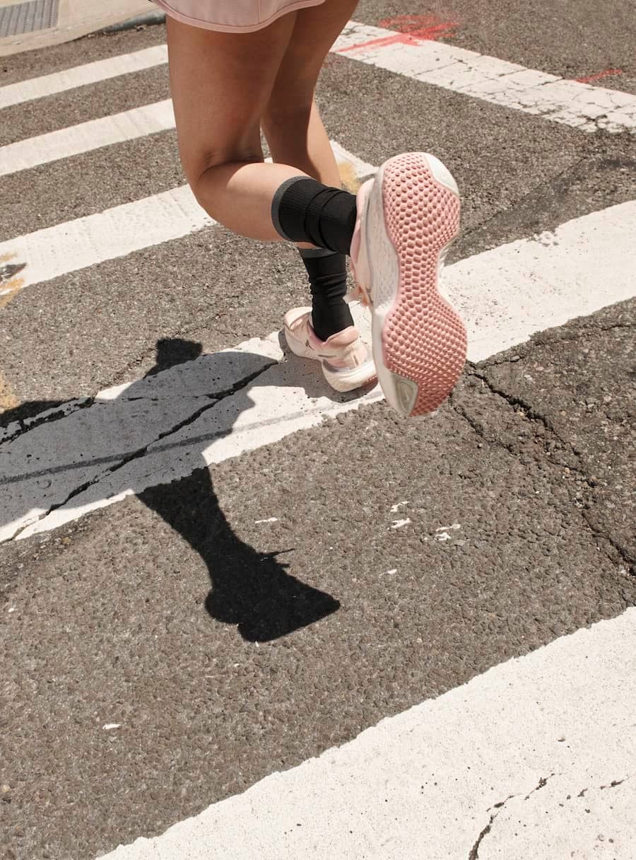 El hombre del deporte revisa el tiempo caminando en la calle foto