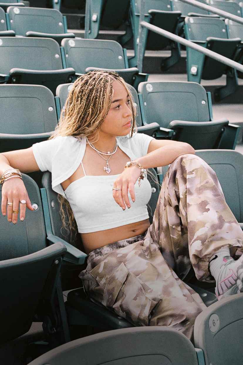 極美 NIKE ナイキ キャニオンサンダル ベーすジュ×エメラルド