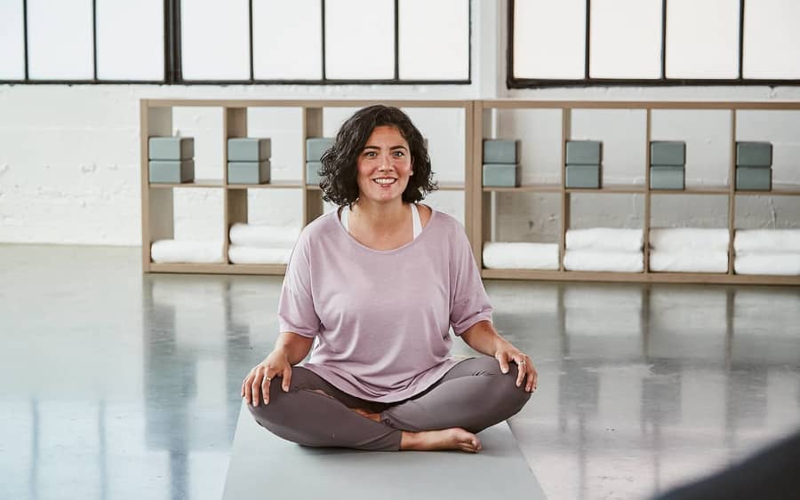 Seis posturas de yoga para aliviar el estrés y la ansiedad en el  aislamiento