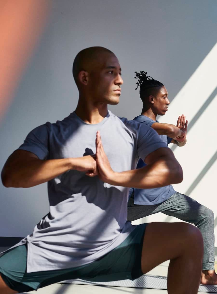 Ropa para yoga: las prendas masculinas imprescindibles para