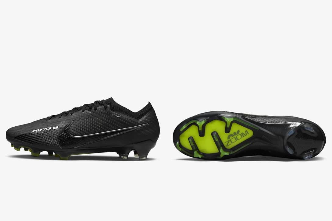 De Nike voetbalschoenen. NL