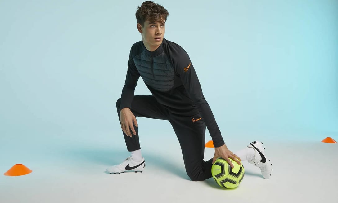 La mejor equipacion y ropa de futbol Nike cuando hace frio. Nike ES