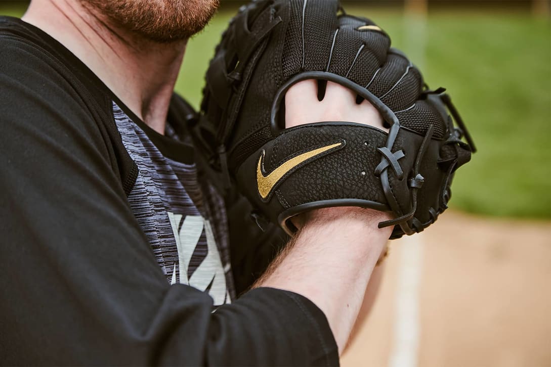 Cómo amoldar un guante de béisbol. Nike