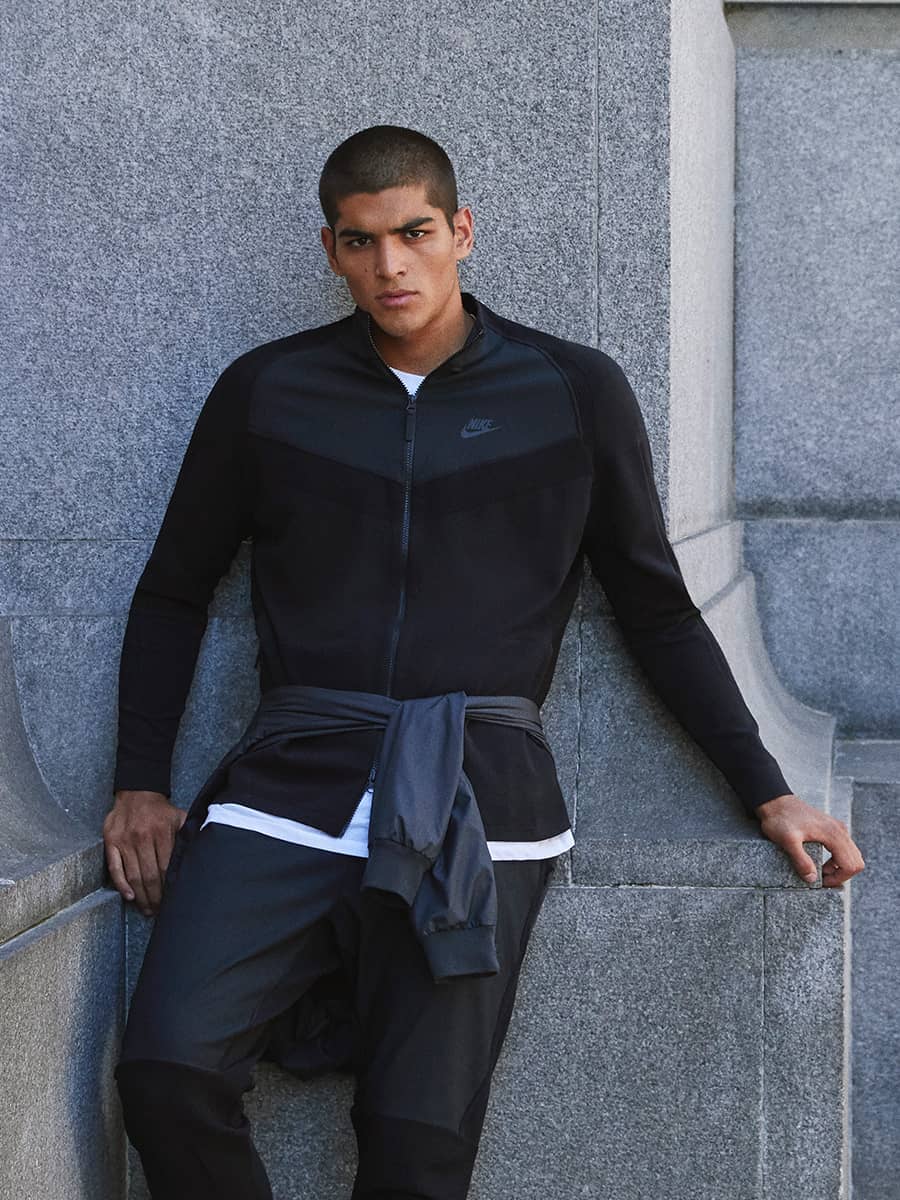 Comment porter un pantalon de jogging noir avec un sweat-shirt imprimé noir  (5 tenues et looks)