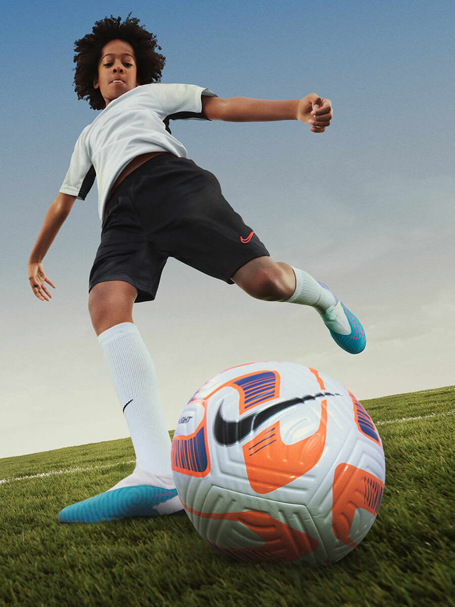 Les meilleures chaussures de football à crampons Nike pour enfant  disponibles en ce moment. Nike LU