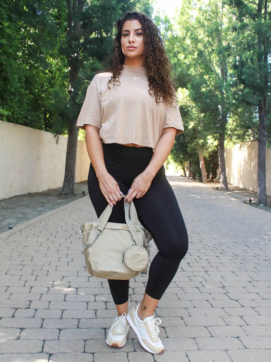 Capri Pants with Athletic Shoes Outfits (3 ideas & outfits)