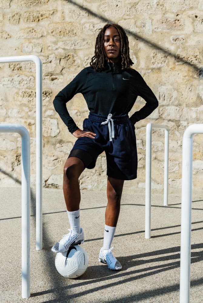 Frans z Kad n Futbolcu Florine Kouessan ve Kul b Witch FC . Nike TR