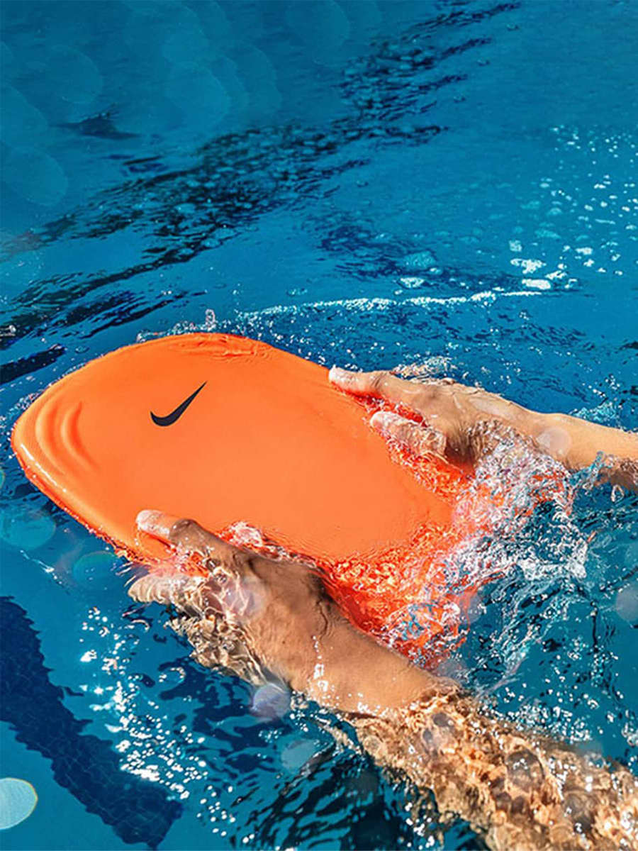Utiliser des accessoires en natation
