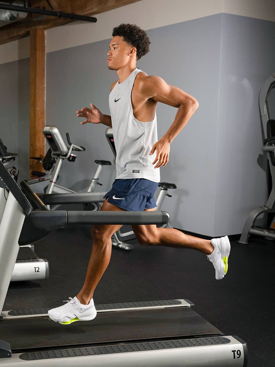 Hombre fuerte con grandes músculos preparando peso para entrenar en el  gimnasio. Ponerse en forma. Stock Photo