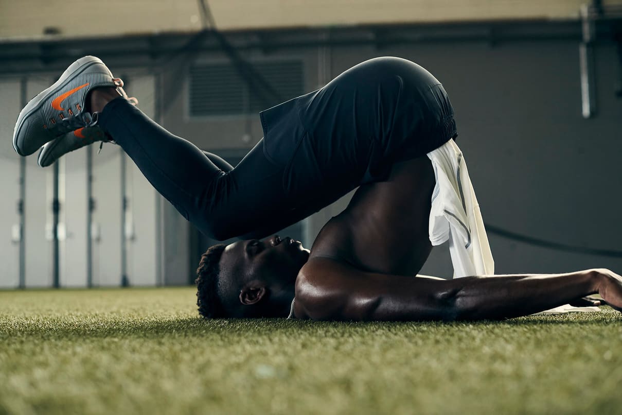 Cómo hacer abdominales correctamente. Nike