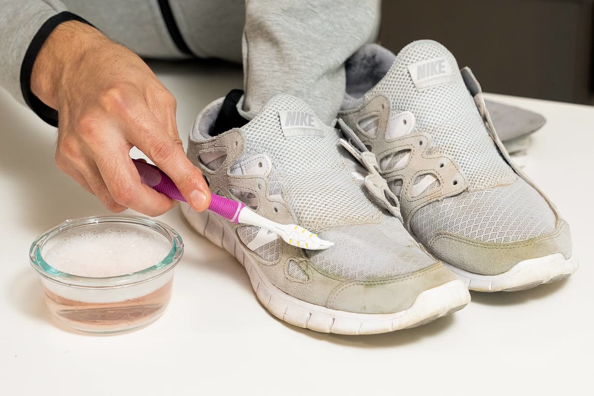 Comment enlever les taches de pelouse sur les chaussures. Nike LU