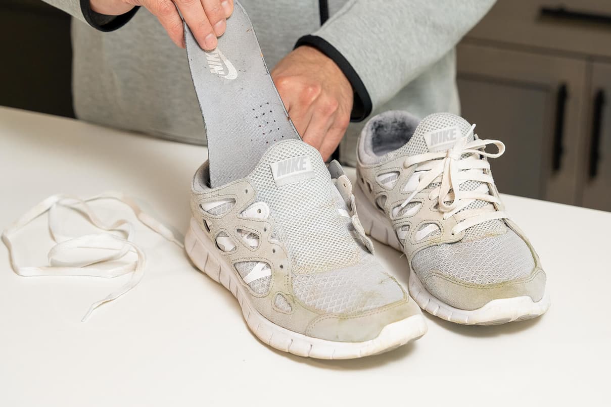 Cómo quitar las manchas hierba de las zapatillas. Nike