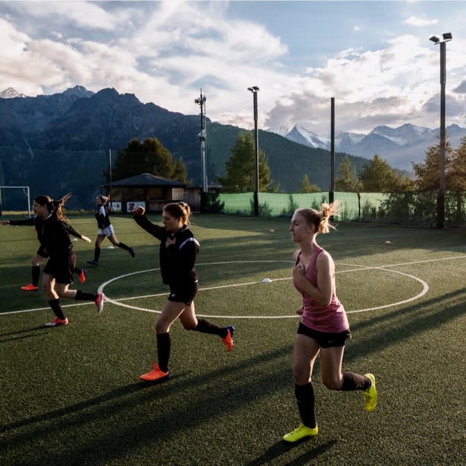 スイスアルプスの名峰に囲まれて最高レベルのサッカーを Nike 日本