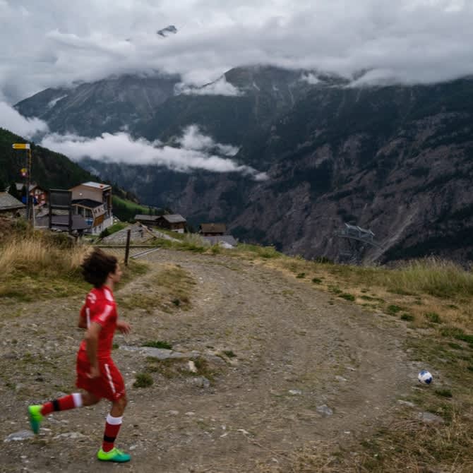 スイスアルプスの名峰に囲まれて最高レベルのサッカーを Nike 日本